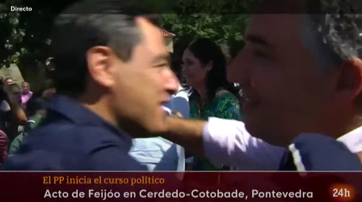 Juanma Moreno se abraza con Elías Bendodo.