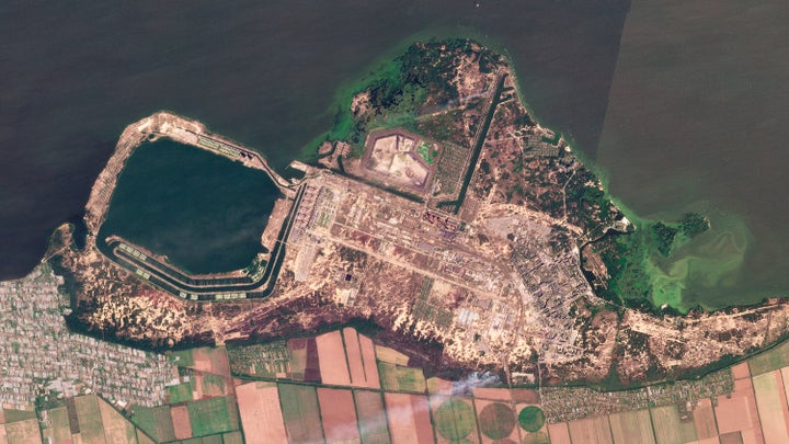 Planet Labs PBC が撮影したこの衛星画像の合成は、2022 年 8 月 25 日木曜日にウクライナ南東部のザポリージャ原子力発電所で発生した火災から立ち上る煙を示しています。