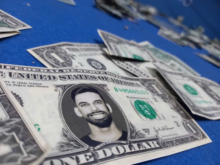 Billetes falsos, cerveza y alguna charla: el espectáculo de MundoCrypto | El HuffPost Noticias