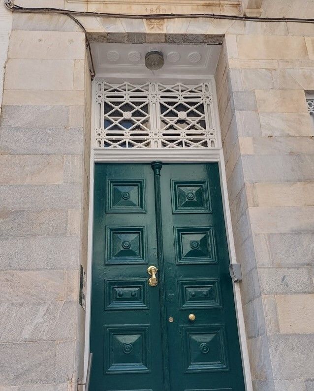 Η είσοδος του αρχοντικού της οικογένειας Κοή στην Ερμούπολη της Σύρου