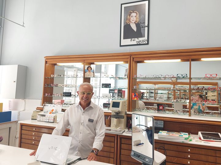 Ο Σταύρος Κοής στο κατάστημα των οπτικών του στην Ερμούπολη Σύρου