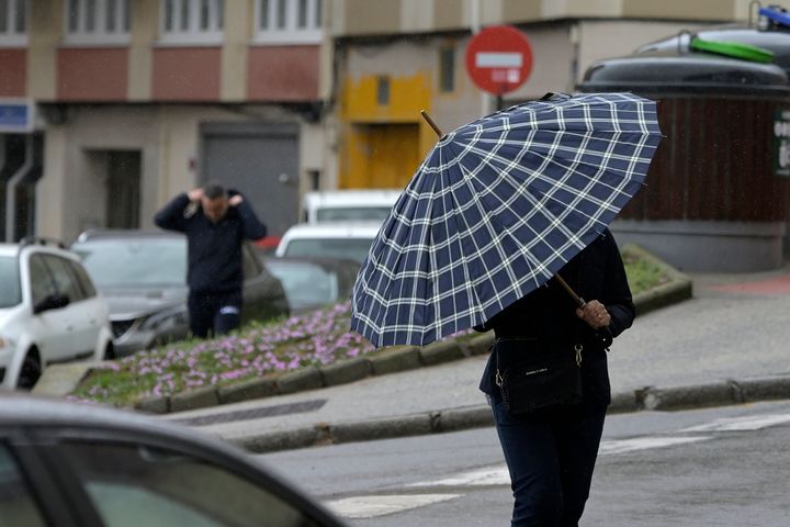 Foto de archivo de una persona utilizando un paraguas.