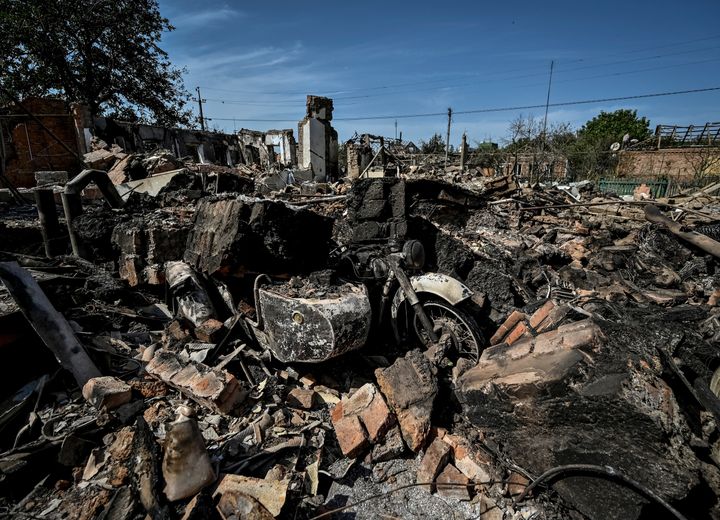 Κατοικίες που καταστράφηκαν από ρωσικούς βομβαρδισμούς φαίνονται, καθώς η επίθεση της Ρωσίας στην Ουκρανία συνεχίζεται, στην πόλη Oρίκχιβ, στην περιοχή της Ζαπορίζια, Ουκρανία, 27 Αυγούστου 2022. REUTERS / Dmytro Smolienko