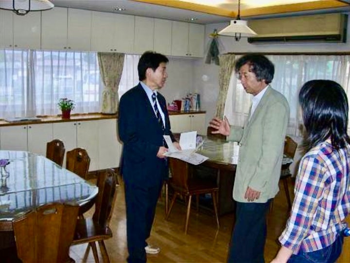 山梨県甲府市の児童養護施設や乳児院を訪ねる塩崎氏（写真中央）＝2006年ごろ