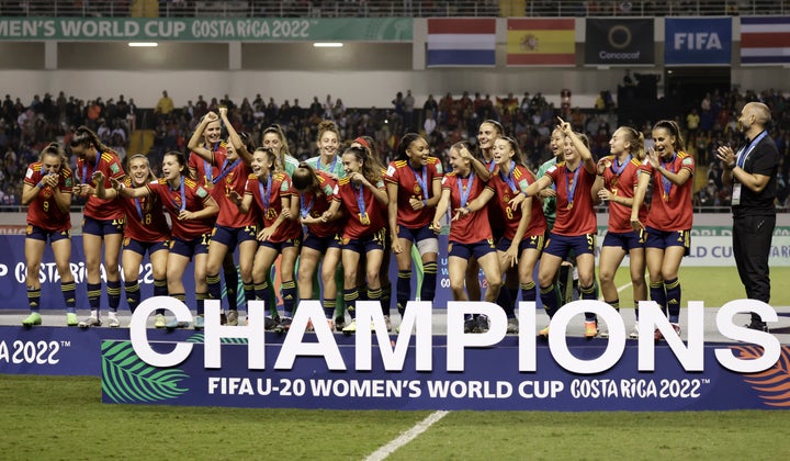Jugadoras de España celebran al ganar la Copa Mundial Femenina Sub-20 luego de vencer a Japón.