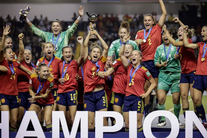 Las campeonas de España celebrando el triunfo ante el combinado nipón, en Costa Rica.