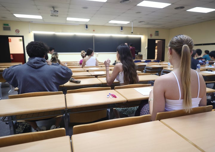 Estudiantes realizando la EVAU en Madrid.