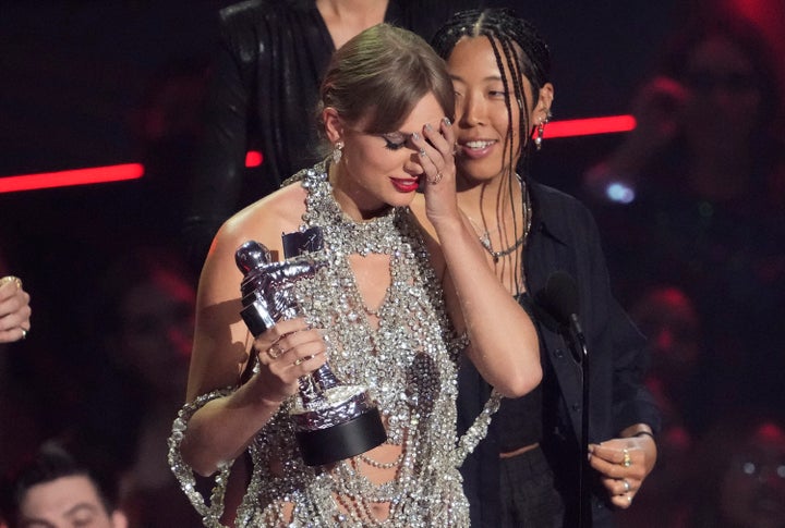 Taylor Swift recibiendo el VMA por el videoclip de 'All too well'.