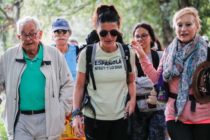 La ex líder de Vox en Andalucía Macarena Olona ha comenzado este lunes el Camino de Santiago en Sarria, arropada por simpatizantes.