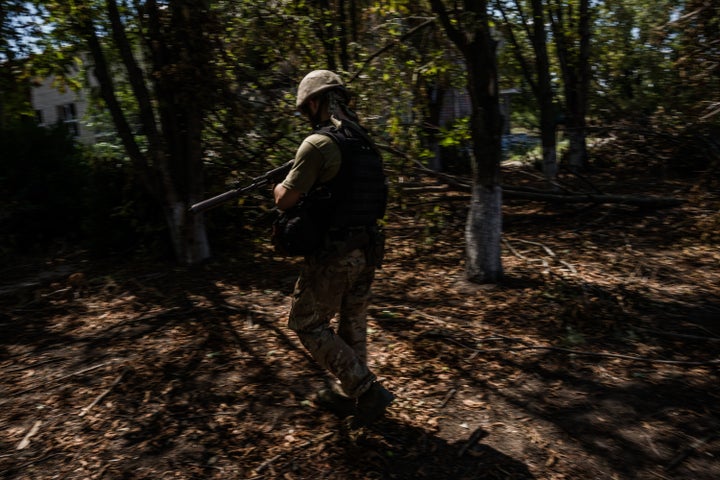Un militar vigila una zona de vegetación en la región de Jersón