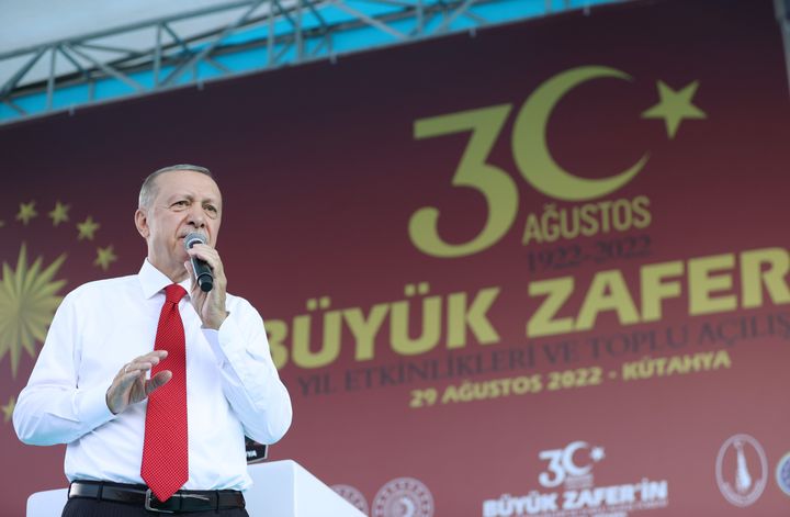Ο Τούρκος Πρόεδρος Ρετζέπ Ταγίπ Ερντογάν μιλάει κατά τη διάρκεια εκδήλωσης στο πλαίσιο της 100ης επετείου της Ημέρας της Νίκης της Τουρκίας και της μαζικής τελετής έναρξης στην Κιουτάχεια της Τουρκίας στις 29 Αυγούστου 2022.