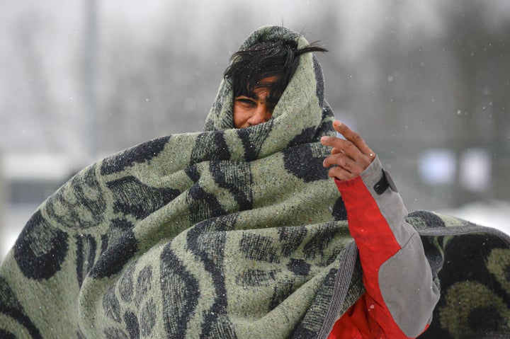 Un joven atraviesa a pie la frontera entre Bosnia y Croacia durante el invierno.