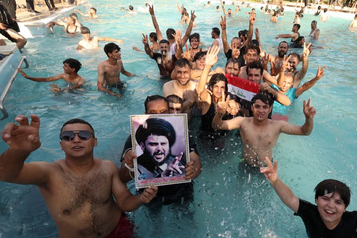 Υποστηρικτές του ιρακινού λαϊκιστή ηγέτη Moqtada al-Sadr κολυμπούν καθώς διαδηλώνουν μέσα στο Ρεπουμπλικανικό Παλάτι στην Πράσινη Ζώνη, στη Βαγδάτη, Ιράκ, 29 Αυγούστου 2022.