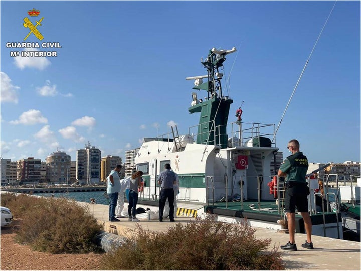 Agentes de la Guardia Civil en el rescate de uno de los cadáveres