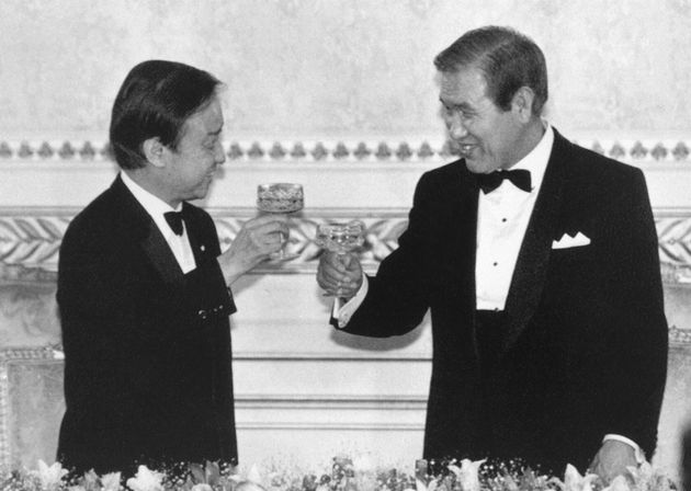 ソウル市の青瓦台で開かれた晩さん会で盧泰愚韓国大統領（右）と乾杯する海部俊樹首相（いずれも当時）1991年01月9日撮影
