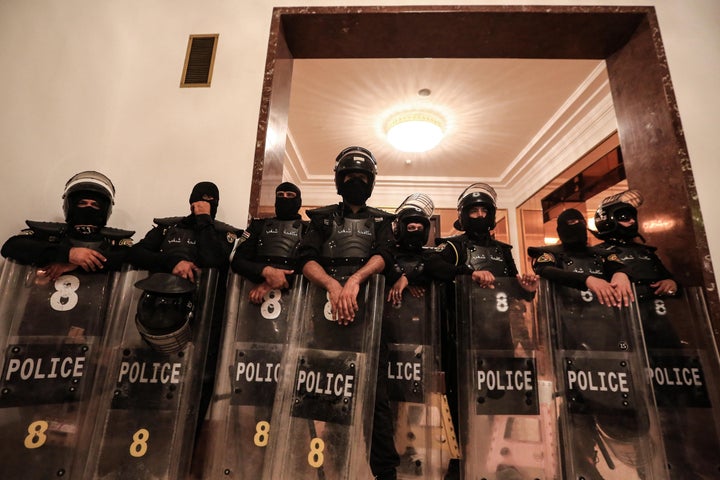 29 August 2022, Iraq, Baghdad: Police officers stand guard to prevent supporters of Shiite cleric Muqtada Al-Sadr from entering the Government Palace during a protest. Followers of al-Sadr headed to the building shortly after the Shiite cleric said he would retire from politics. Photo: Ameer Al-Mohammedawi/dpa (Photo by Ameer Al-Mohammedawi/picture alliance via Getty Images)