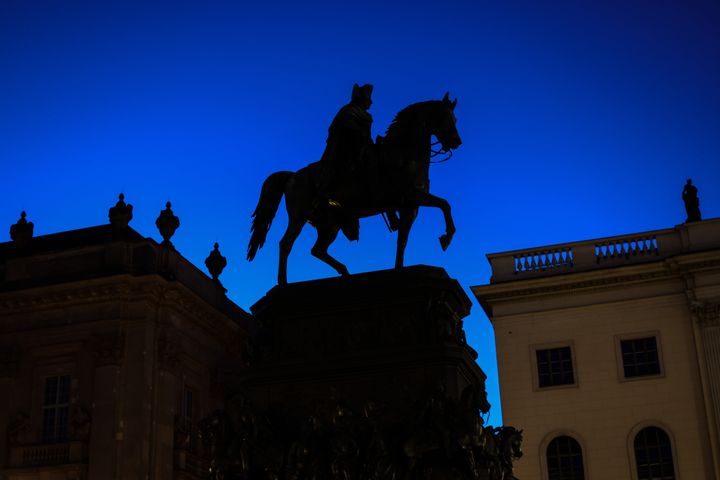 To άγαλμα του Φρειδερίκου του Μέγα στο Βερολίνο της Γερμανίας χωρίς φωτισμό εξαιτίας της ανάγκης επιβολής μέτρων για την εξοικονόμηση ενέργειας. 