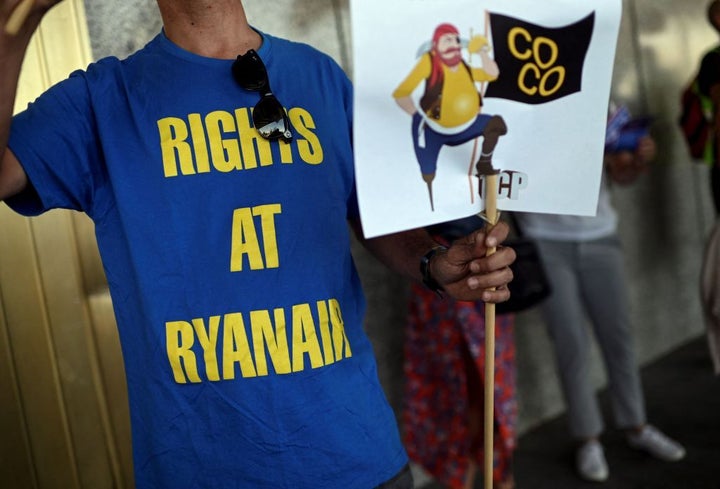 Un empleado de Ryanair durante las protestas en el contexto de la huelga de los tripulantes de cabina, el 24 de junio en Madrid