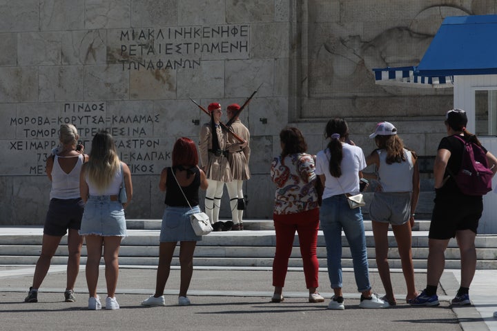 ΤΟΥΡΙΣΤΕΣ ΣΤΟ ΜΝΗΜΕΙΟ ΤΟΥ ΑΓΝΩΣΤΟΥ ΣΤΡΑΤΙΩΤΗ (ΓΙΑΝΝΗΣ ΠΑΝΑΓΟΠΟΥΛΟΣ/ EUROKINISSI)