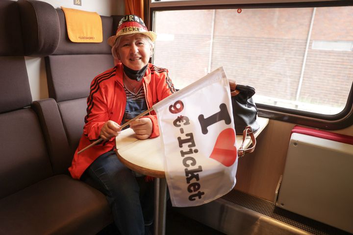 Η Μπριγκίτε κάθεται σε ένα ειδικό τρένο με σημαία και αυτοσχεδιασμένο καπέλο στην επίδειξη τρένου "Sonderzug zu Lindner" στο σταθμό Gesundbrunnen. Η Campact και η Greenpeace είναι διοργανωτές αυτής της διαδήλωσης και απαιτούν τη συνέχιση του εισιτηρίου των 9 ευρώ.