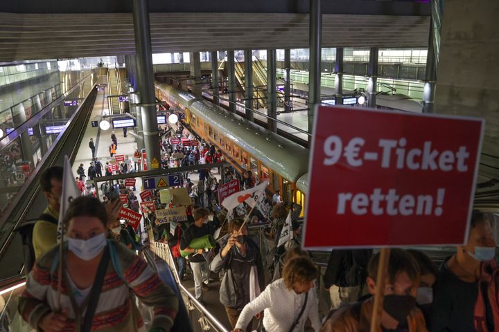 29 Αυγούστου 2022, Βερολίνο: Πολλοί άνθρωποι κατεβαίνουν από το ειδικό τρένο στο σταθμό Potsdamer Platz κατά τη διάρκεια της επίδειξης τρένου «Sonderzug zu Lindner». Η Campact και η Greenpeace είναι διοργανωτές αυτής της διαδήλωσης και απαιτούν τη συνέχιση του εισιτηρίου των 9 ευρώ.