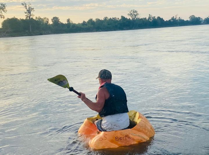 Duane Hansen paddled 38 miles down the Missouri River in an 846-pound pumpkin.