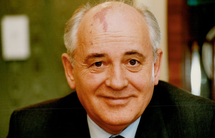 El que fuera líder de la URSS en sus últimos años, sonriente en una imagen de 1993