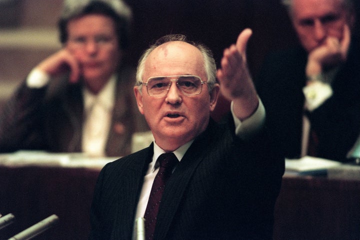 ソビエト最高会議の臨時会合で演説する、当時のゴルバチョフ大統領(1991年08月27日撮影)