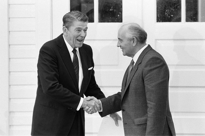 Ο Γκορμπατσόφ με τον Αμερικανό πρόεδρο, Ρόναλντ Ρίγκαν, το 1986.