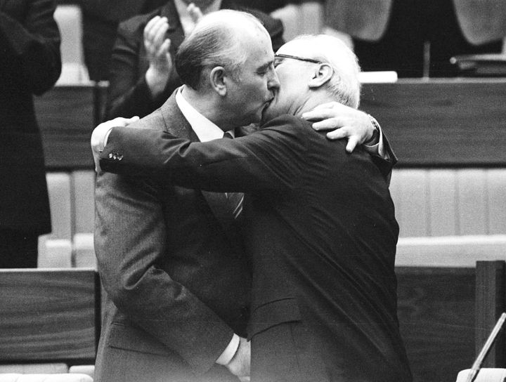 Ο Γκορμποατσόφ συγχαίρει με ρωσικό στυλ τονΑνατολικογερμανό ηγέτη, Ερικ Χόνκερ, για την επανεκλογή του, το 1986.