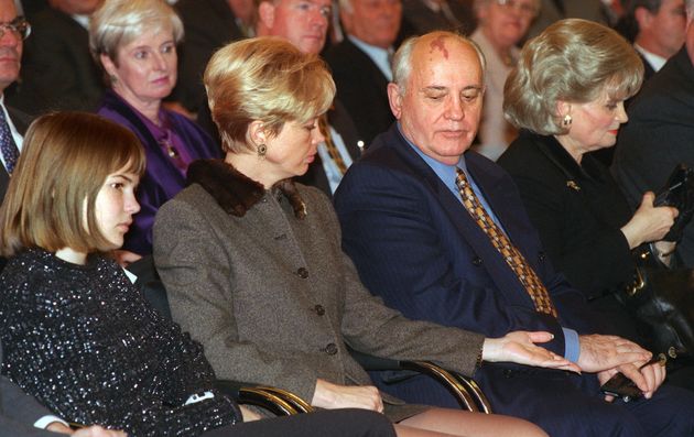 （左から）ゴルバチョフ氏の孫のアナスタシアさん、娘のイリーナさん、ゴルバチョフ氏（1999年11月8日）