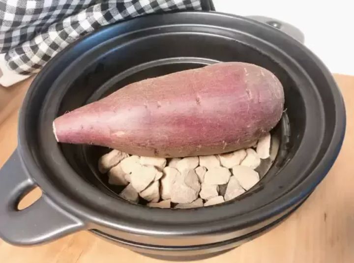 付属の石を鍋に敷いて、その上に芋を置き、加熱するだけ！