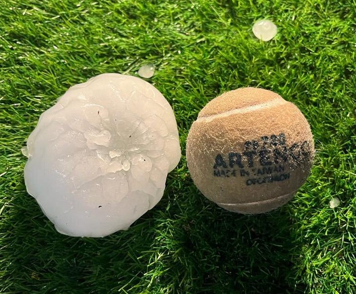Una bola de granizo caída en Girona.