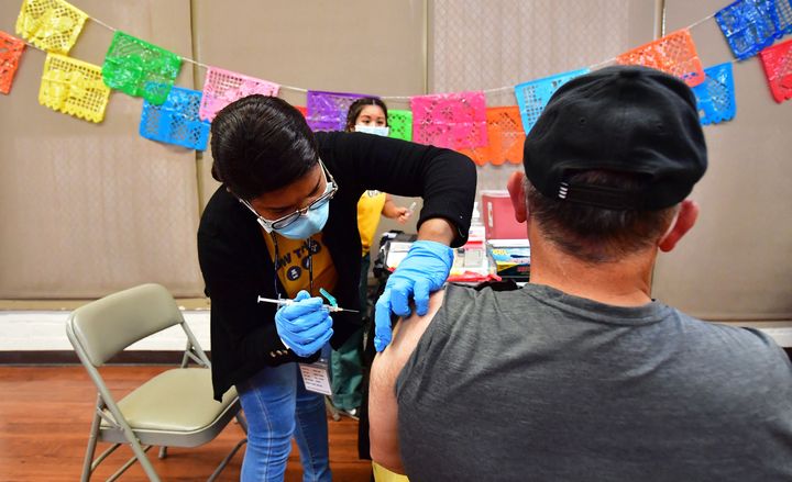 Una enfermera pone una vacuna anticovid de Pfizer a un ciudadano de Los Ángeles, el pasado mayo. 