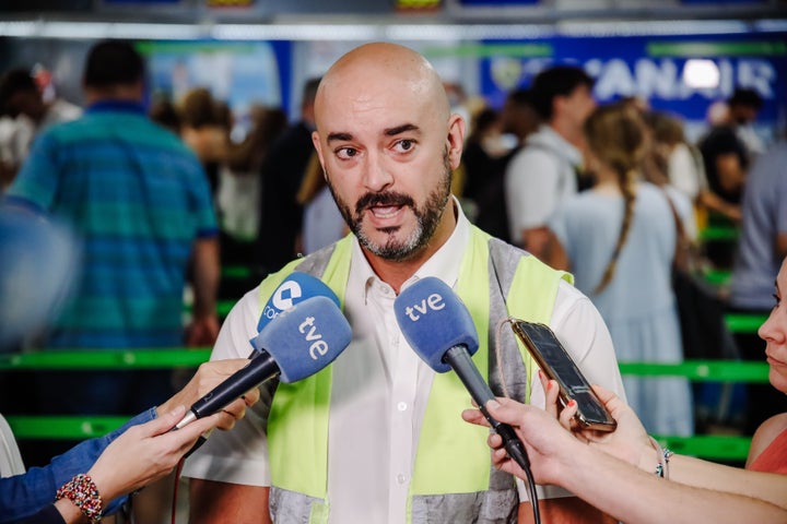 Manuel Lodeiro, delegado sindical del SITCPLA, responde a los medios durante una de las jornadas de huelga de este verano.