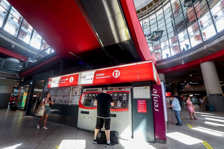 ΜΑΔΡΙΤΗ: Ένας επιβάτης βγάζει ένα εισιτήριο διαρκείας από μηχάνημα αυτόματης πώλησης, στο σταθμό Chamartin, στις 26 Αυγούστου 2022 στο Chamartin, στην Ισπανία. Το νέο δωρεάν εισιτήριο διαρκείας για τους χρήστες των σιδηροδρόμων Renfe και τα εισιτήρια πολλαπλών ταξιδιών υψηλής ταχύτητας με έκπτωση 50%, που εγκρίθηκαν ως μέρος του διατάγματος κατά της κρίσης για την καταπολέμηση των συνεπειών του πολέμου στην Ουκρανία και των υψηλών τιμών ενέργειας, είναι διαθέσιμα προς αγορά από τις 24 Αυγούστου. Τα πάσα, που ισχύουν για ταξίδια από την 1η Σεπτεμβρίου έως τις 31 Δεκεμβρίου 2022, μπορούν να ληφθούν μέσω της εφαρμογής Renfe Cercanias σε κινητά τηλέφωνα και στα εκδοτήρια εισιτηρίων, καθώς και σε μηχανήματα αυτόματης πώλησης στους σταθμούς. (Photo By Ricardo Rubio/Europa Press via Getty Images)