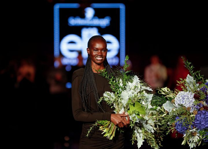 Η Majda John Peter από το Νότιο Σουδάν αντιδρά μετά τη νίκη στον διαγωνισμό Elite Model Look 2022 World Final στην Πράγα, Δημοκρατία της Τσεχίας, 30 Αυγούστου 2022. REUTERS/David W Cerny