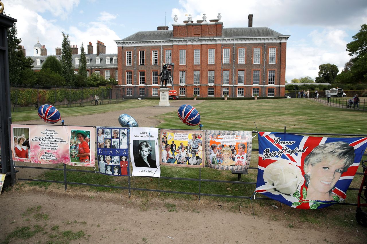 Αφιερώματα στην πριγκίπισσα Νταϊάνα, στην 25η επέτειο από τον θάνατό της, εμφανίζονται έξω από το παλάτι του Κένσινγκτον, στο Λονδίνο, Βρετανία, 31 Αυγούστου 2022. REUTERS / Πίτερ Νίκολς