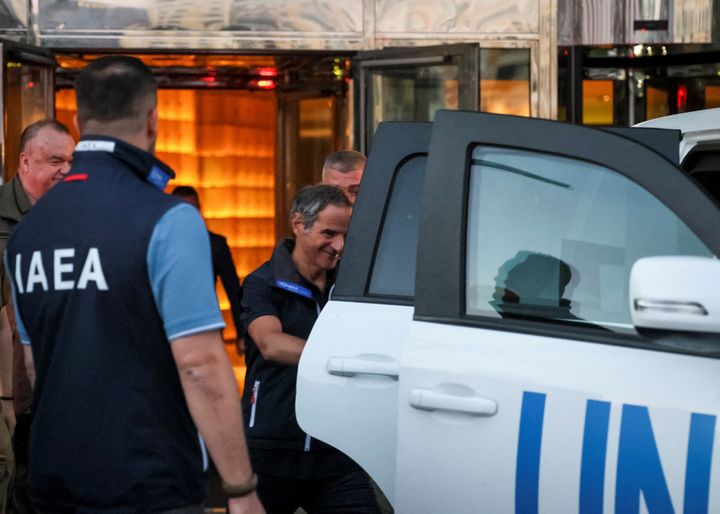 Ο Γενικός Διευθυντής του ΔΟΑΕ Ραφαέλ Μαριάνο Γκρόσι μπαίνει σε ένα αυτοκίνητο του ΟΗΕ πριν αναχωρήσει η αποστολή της Διεθνούς Υπηρεσίας Ατομικής Ενέργειας (ΔΟΑΕ) για επίσκεψη στον πυρηνικό σταθμό της Ζαπορίζια εν μέσω της εισβολής της Ρωσίας στην Ουκρανία, στο κέντρο του Κιέβου, Ουκρανία, 31 Αυγούστου 2022. 