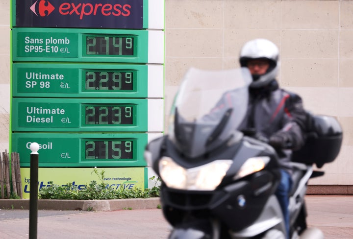 Monolito de precios en una gasolinera de París, en una imagen de archivo.