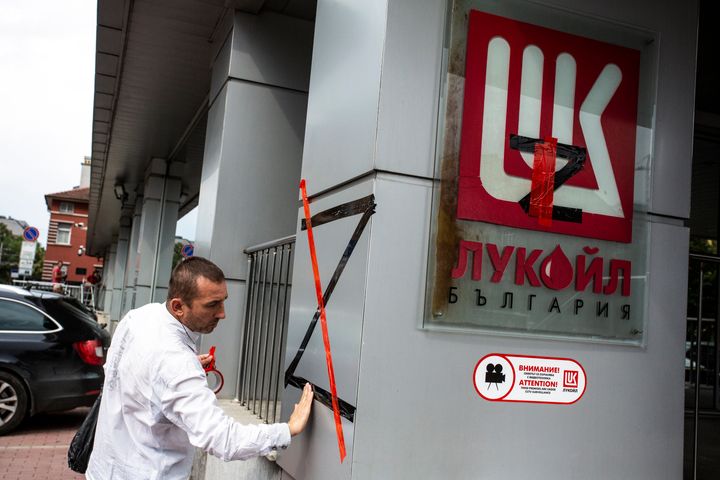 Protestas en la sede de Lukoil en Sofía (Bulgaria) en contra de la dependencia del combustible ruso, con la 'Z' prorrusa tachada. En agosto de 2022.