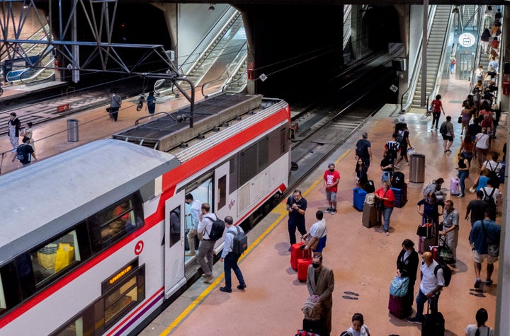 Pasajeros usando el Cercanías este jueves.