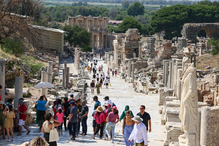 Eπισκέπτες κάνουν βόλτα στην αρχαία πόλη της Εφέσου, που περιλαμβάνεται στον Κατάλογο Παγκόσμιας Πολιτιστικής Κληρονομιάς της UNESCO, στη Σμύρνη. Τουρκία στις 2 Ιουλίου 2022. (Photo by Mehmet Emin Menguarslan/Anadolu Agency via Getty Images)