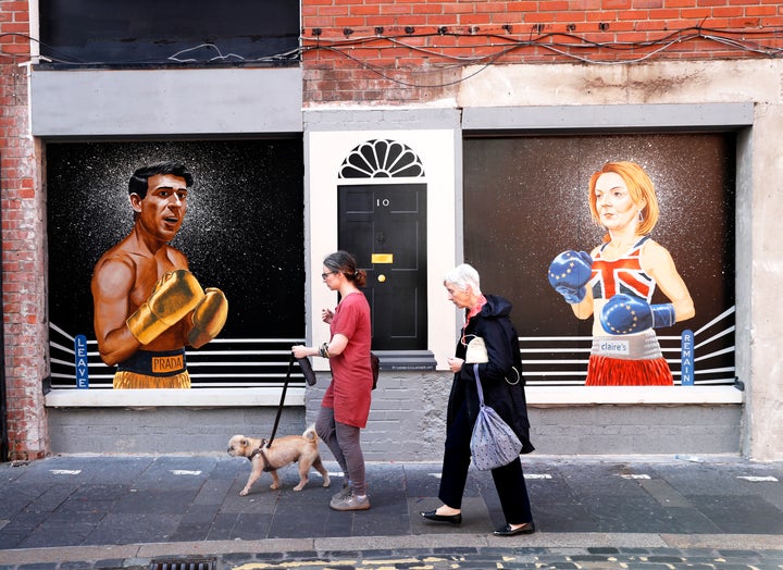 Mural con los aspirantes a suceder a Boris Johnson, Rishi Sunak y Liz Truss, retratados como púgiles, en las calles de Belfast, Irlanda del Norte.