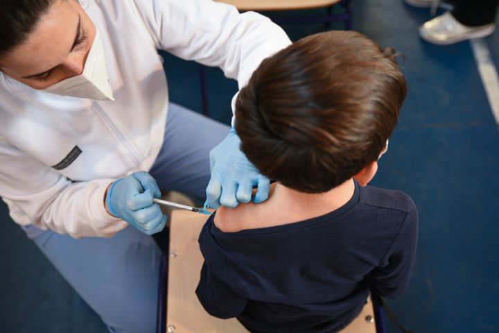 Un niño recibe la vacuna frente al covid en Valencia, el 13 de enero de 2022.