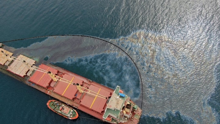 Imagen del vertido sobrepasando la primera barrera anticontaminación.