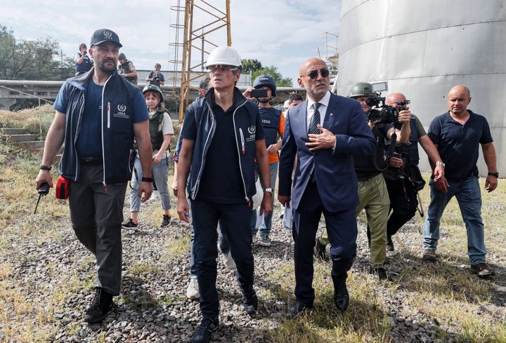 Grossi durante la visita en la planta.