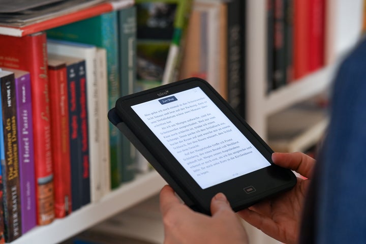 Give up real books for a <a href="https://www.amazon.com/Amazon-Kindle-Ereader-Family/b?ie=UTF8&node=6669702011&tag=thehuffingtop-20&ascsubtag=631107b1e4b020c4ffab1353%2C-1%2C-1%2Cd%2C0%2C0%2Chp-fil-am%3D0%2C0%3A0%2C0%2C0%2C0" target="_blank" role="link" data-amazon-link="true" rel="sponsored" class=" js-entry-link cet-external-link" data-vars-item-name="Kindle, " data-vars-item-type="text" data-vars-unit-name="631107b1e4b020c4ffab1353" data-vars-unit-type="buzz_body" data-vars-target-content-id="https://www.amazon.com/Amazon-Kindle-Ereader-Family/b?ie=UTF8&node=6669702011&tag=thehuffingtop-20&ascsubtag=631107b1e4b020c4ffab1353%2C-1%2C-1%2Cd%2C0%2C0%2Chp-fil-am%3D0%2C0%3A0%2C0%2C0%2C0" data-vars-target-content-type="url" data-vars-type="web_external_link" data-vars-subunit-name="article_body" data-vars-subunit-type="component" data-vars-position-in-subunit="2">Kindle, </a> costing <a href="https://www.amazon.com/Amazon-Kindle-Ereader-Family/b?ie=UTF8&node=6669702011&tag=thehuffingtop-20&ascsubtag=631107b1e4b020c4ffab1353%2C-1%2C-1%2Cd%2C0%2C0%2Chp-fil-am%3D0%2C0%3A0%2C0%2C0%2C0" target="_blank" role="link" data-amazon-link="true" rel="sponsored" class=" js-entry-link cet-external-link" data-vars-item-name="$89.99 and up (or less if refurbished)" data-vars-item-type="text" data-vars-unit-name="631107b1e4b020c4ffab1353" data-vars-unit-type="buzz_body" data-vars-target-content-id="https://www.amazon.com/Amazon-Kindle-Ereader-Family/b?ie=UTF8&node=6669702011&tag=thehuffingtop-20&ascsubtag=631107b1e4b020c4ffab1353%2C-1%2C-1%2Cd%2C0%2C0%2Chp-fil-am%3D0%2C0%3A0%2C0%2C0%2C0" data-vars-target-content-type="url" data-vars-type="web_external_link" data-vars-subunit-name="article_body" data-vars-subunit-type="component" data-vars-position-in-subunit="3">$89.99 and up (or less if refurbished)</a>? You don't have to. But you can have the best of both.