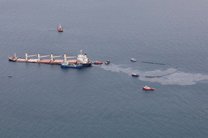 El buque que permanece varado frente a la cara este de Gibraltar.