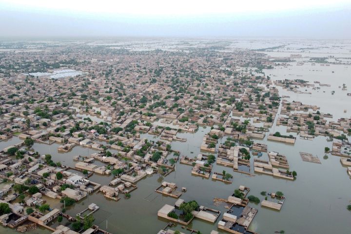 パキスタンの南西部バロチスタン州で9月1日に撮影された航空写真。住宅街が浸水している